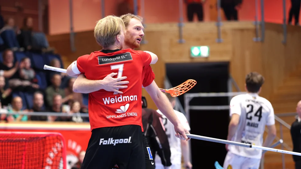 Otto Weidman kramar om Ondrej Nemecek efter Storvretas första mål i matchen.