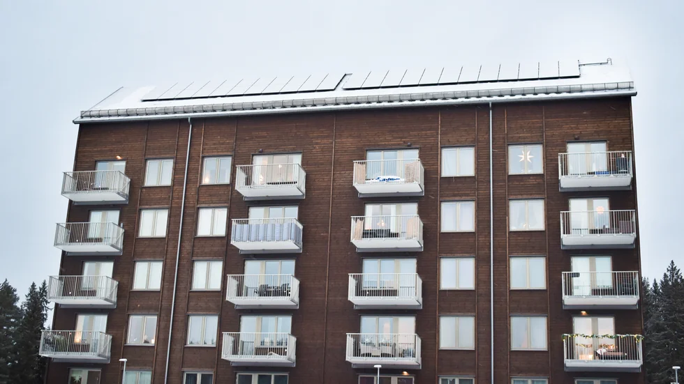 Här är huset på Västra Erikslid där snön rasade ner från taket från 20 meters höjd mot bilarna som stod parkerade nedanför.