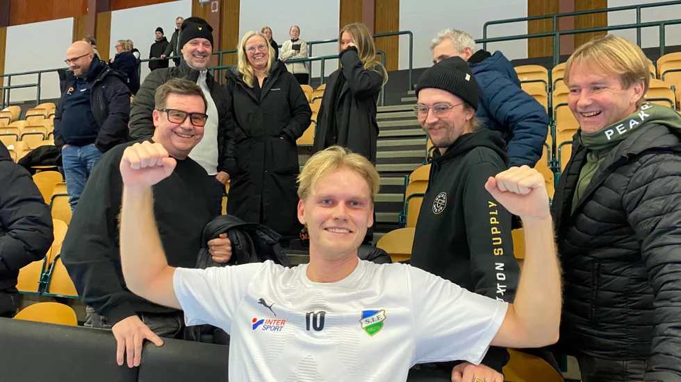 Bortajubel. Motalasonen Jacob Larsson, exproffs i innebandy, kom hem och vann med Sturefors i division 2. Supportrar fanns på läktaren. 