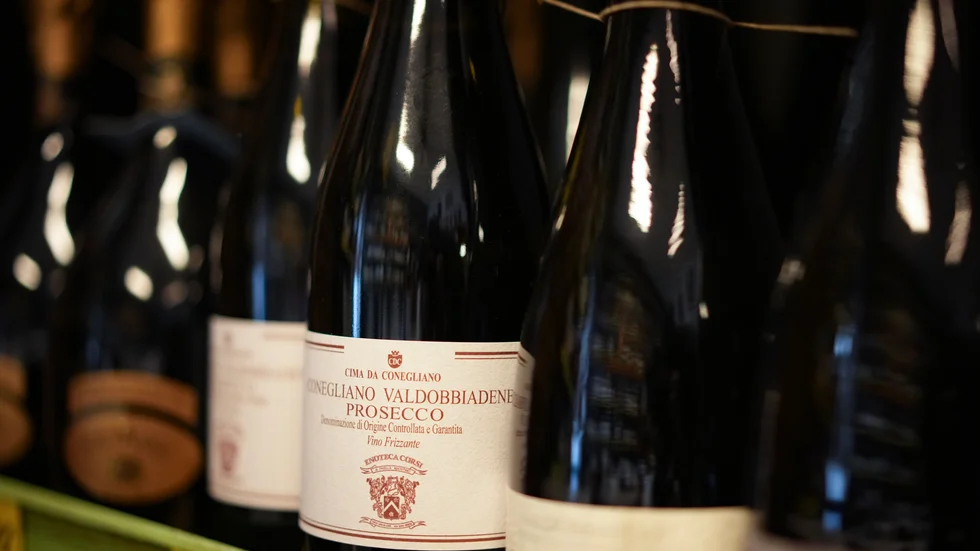 Flaskor med italiensk prosecco i en butik i Rom.