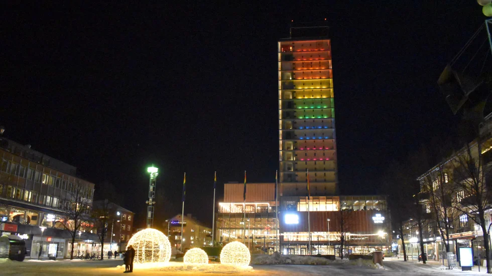 Sara kulturhus i regnbågsskrud.