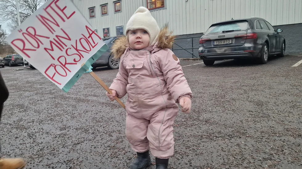 1,5-åriga Pärla Falk går på en av förskolorna som ska läggas ner, och var inte nöjd med nämndens beslut.
