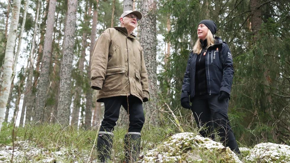 Skogsägaren Staffan Wiman och Linnea Holmstrand från länsstyrelsen diskuterar skötsel och hur Staffans skog ska skötas nu när det blir naturreservat.