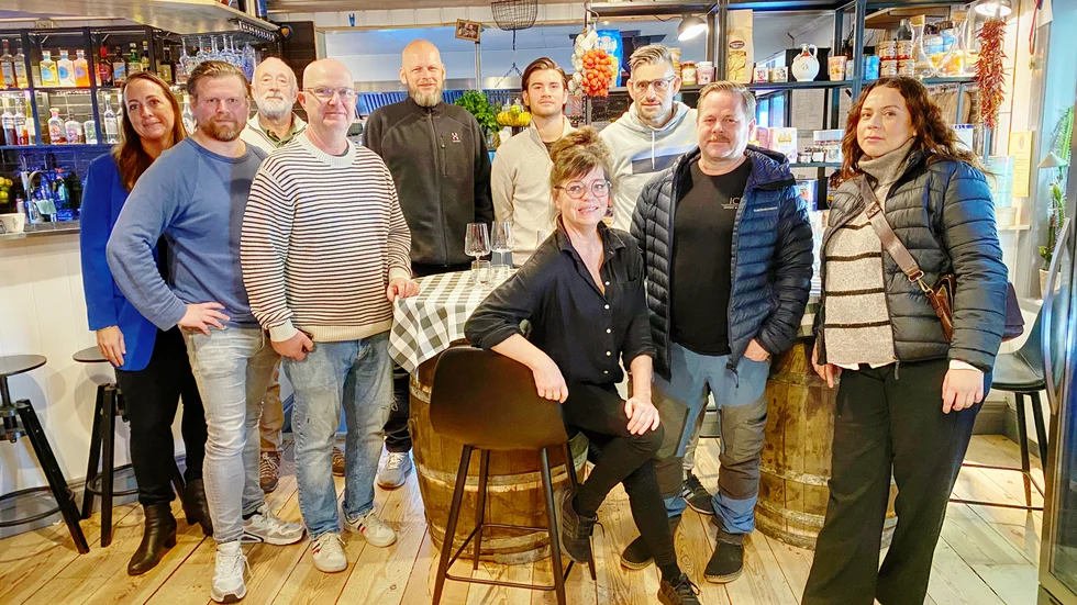 Från vänster: Sara Karlsson Olsson, Fabian Flink, Anders Thool, Gianni Montin, Daniel Forsgren, Rocco Di Grazia, Priscilla Mella, Daniel Di Grazia. Daniel Ståhl, Helen Boman Ståhl är alla krögare i Enköping. "Kommunen ska väl välkomna företagarna, det ska ju vara att: 'Oj vad kul, här är vi välkomna!', men man känner tvärtom när de kliver in och gör kontroller", säger Daniel di Grazia, som driver Enoteca Rådmansbacken och har drivit restaurang i Enköping i 20 år.