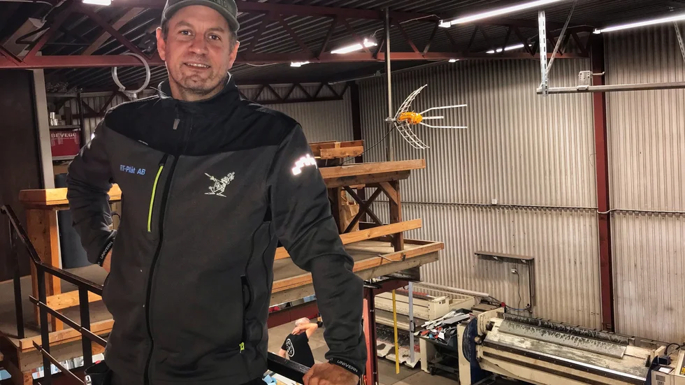 Christian Johansson har jobbat på RT Plåt från och till i 29 år. Nu är han nybliven ägare. "Valet mellan golf och plåtslageri jag har gjort hela mitt liv. Nu är det roligare att se mina två grabbar spela golf än att hålla på själv. Golfen är ett helt annat liv, ett osäkert liv. Jag har fått förfrågningar om att vara caddie igen. Kanske en annan dag men nu gäller det här."