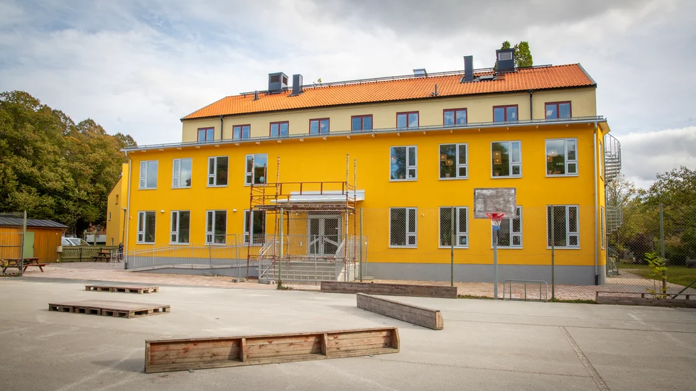 Bygget vid Orionskolan är i stort sett färdigt. Tillbyggnaden är i direkt anslutning till skolans huvudbyggnad. Utbyggnaden rymmer totalt fyra nya klassrum, två på varje plan. 