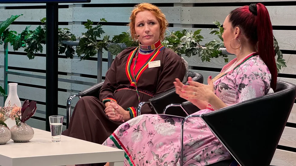 Tina Harnesk, till vänster i bild, är mycket kritisk till den programpunkt på Bokmässan där ett ifrågasättandet av bland annat urfolksrättigheter kom från Peter Wennblad, ledarskribent på Svenska Dagbladet, och Ola Wong, författare och journalist. 