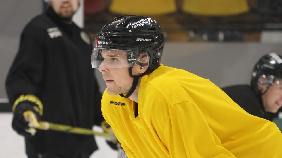 Oskar Hassel fanns med på isen under tisdagens träning, men det är fortfarande oklart om han kan spela för VH mot Oskarshamn.