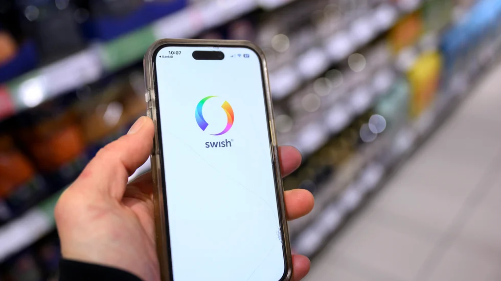 Mobilappen Swish gör det möjligt att lägga till sitt betalkort för att kunna blippa och betala i butik. Arkivbild.