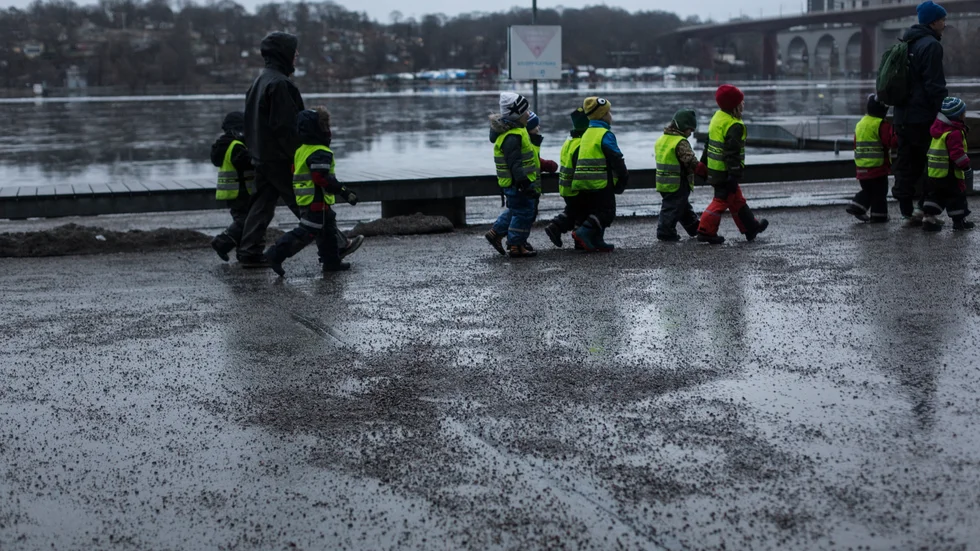 Tryggt. Reflexvästarna som används på förskolor förhindrar betydligt fler olyckor än de riskerar. 