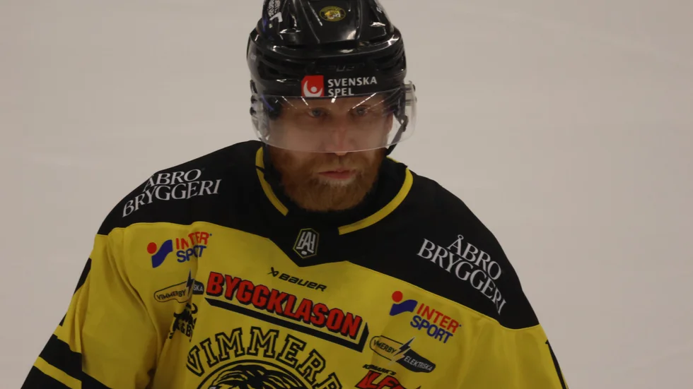 En djupt besviken Jakob Karlsson som inte kunde glädja sig nämnvärt över sin 400:e poäng för klubben efter förlusten mot Tingsryd.