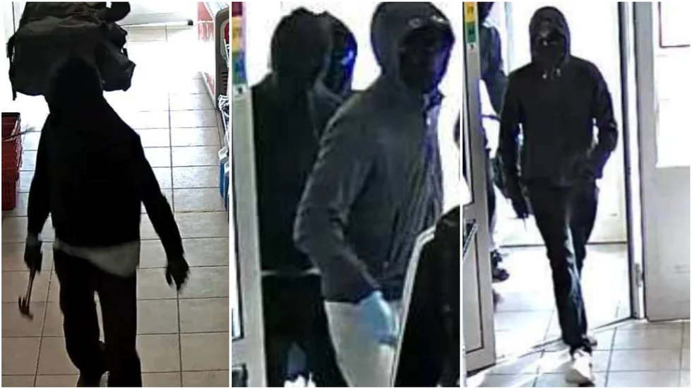 Det maskerade ungdomsgänget fångade av butikens kamera när de kommer in i butiken.