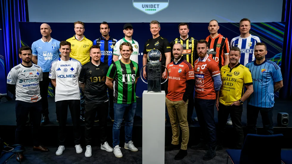 Tränarna poserar för en gruppbild under fotbollsallsvenskans upptaktsträff.