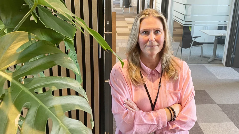 Nina Lindström, från Skogstorp, lämnar på kort tid alla sina uppdrag inom fotbollen. "Nu måste jag ha ett år för att läka mig själv", säger hon.