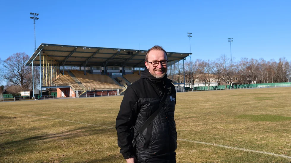 Joacim Kåkemyhr berättar att man upphandlat avtal med företaget Jordelit som förser kommunen med gödsel till gräsplanerna.