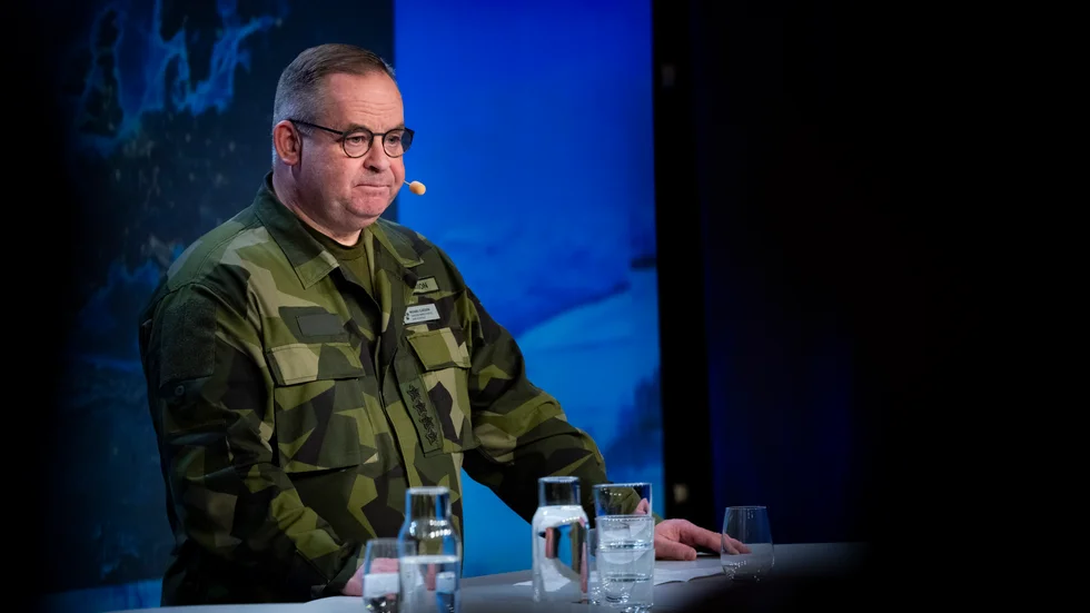 Överbefälhavaren Michael Claesson tackar och tar emot när politikerna ger honom pengar. Men det finns en gräns.