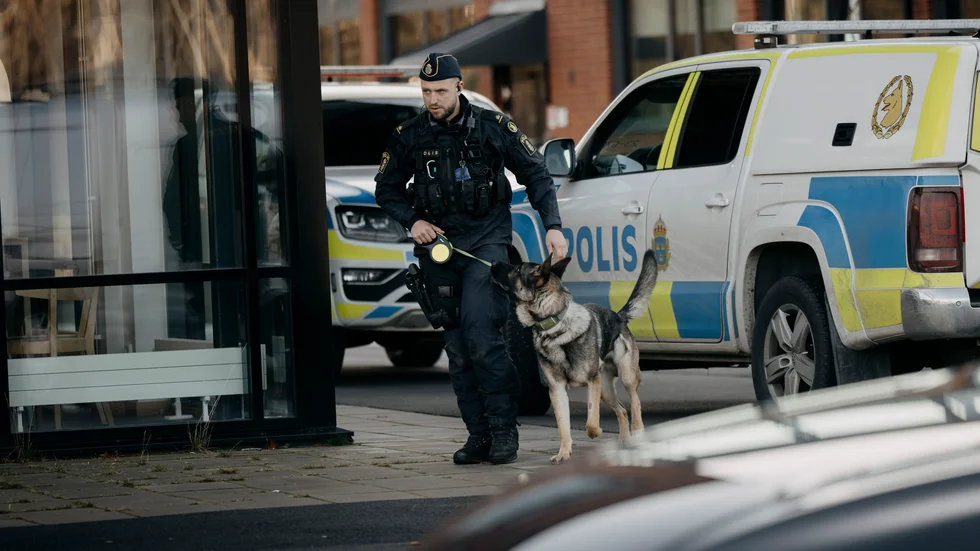 Polis på plats vid en skola i Hallsberg sedan två elever blivit knivskurna inne på skolan. Eleverna fördes till sjukhus.