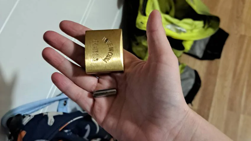 Låset till källarförrådet hade knipsats av.