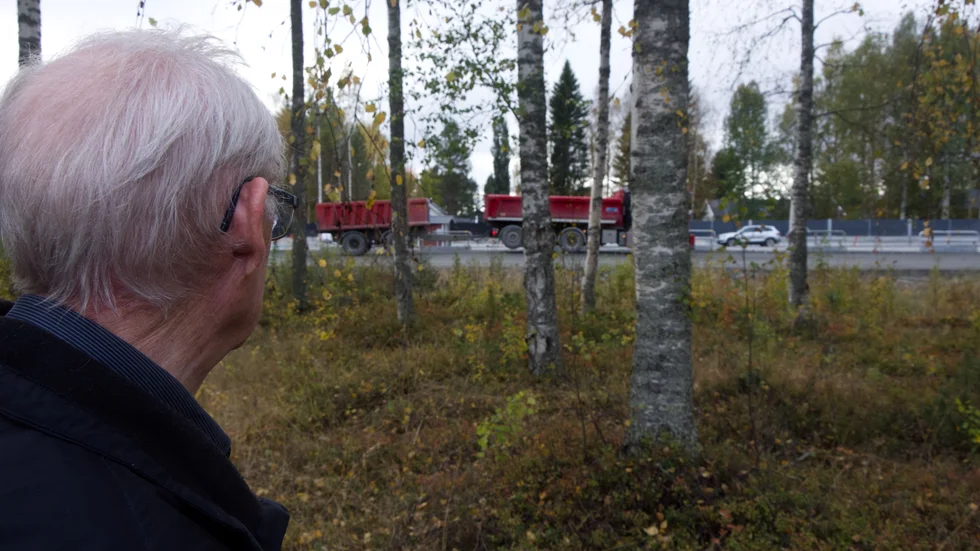 "Jag måste slå i gång vindrutetorkarna för att kunna se ut", säger Yngve Berg om dammet som bildas från transporterna. 