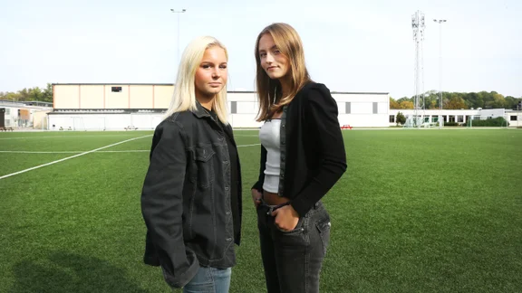 Fotbollstalanger som nosar på flicklandslaget