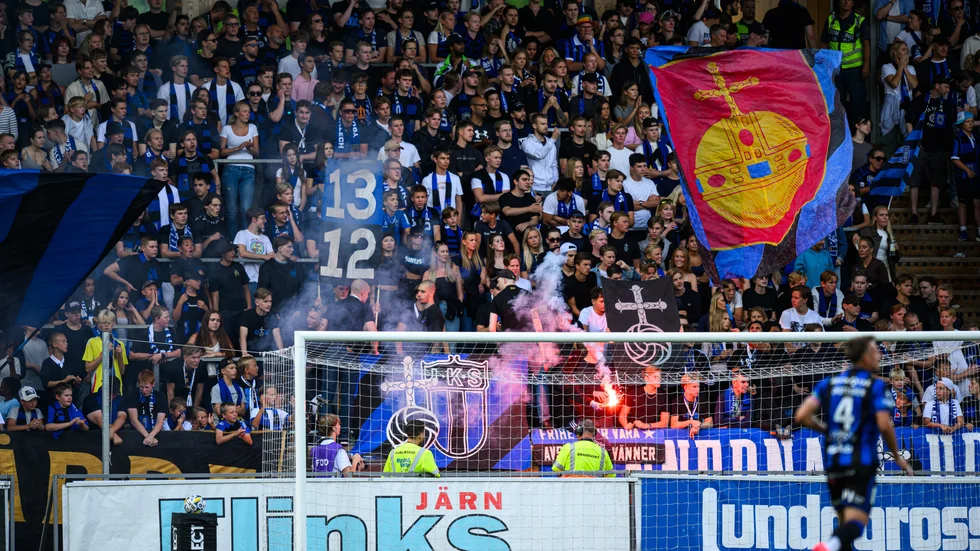 Sirius supportrar bränner av pyroteknik under lagets hemmamatch mot Kalmar.