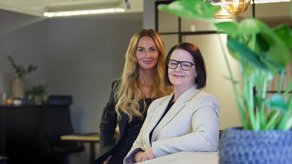 Ida Simonsson och Sara Jonsson, mäklare på HusmanHagberg, lämnar sin lokal på Backcity och flyttar till centrum. "Vi hade gärna varit kvar på Backen, men vi hittade ingen annan lokal som passade", säger Sara Jonsson. (Arkivbild) 