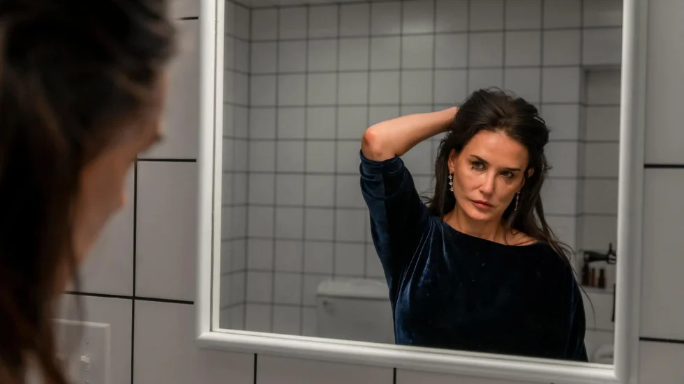 Demi Moore spelar Elisabeth Sparkle, en före detta filmstjärna som blir avskedad från sitt fitness-TV-program 