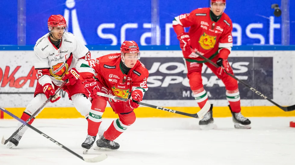 Almtunakaptenen Marcus Karlström i rygg på Moras Petter Vesterheim. Karlström firade 300 allsvenska matcher.
