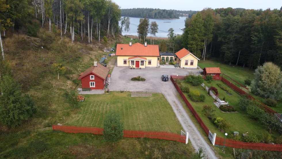 Ängbacka gård i Bremyra i närheten av Rejmyre är nu till salu med utgångspriset 14 miljoner kronor.