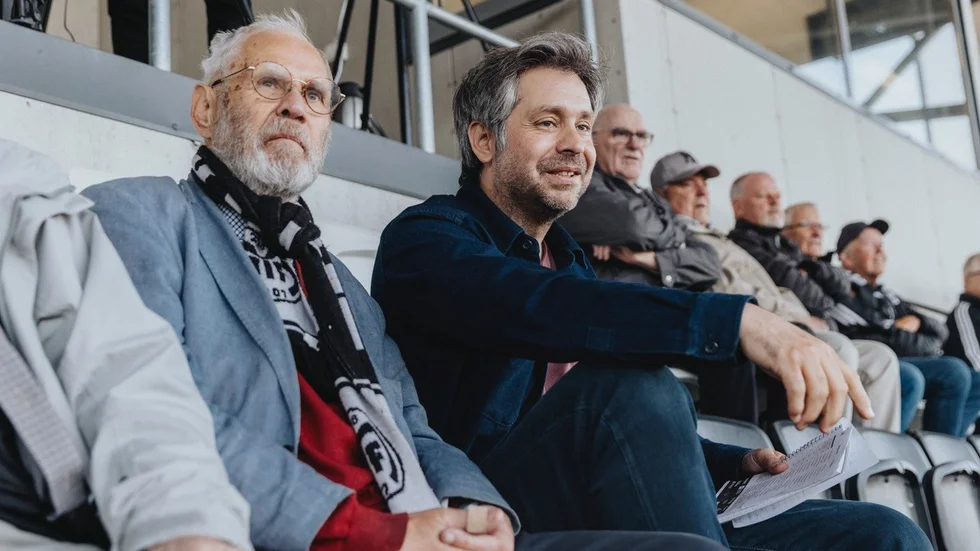 Johan Orrenius gjorde ett uppmärksammat reportage om sin pappa Hans Orrenius, och även om Maif och Motala, som publicerats i Offside på sensommaren. Nu är han nominerad till priset som årets journalist på Tidskriftsgalan.