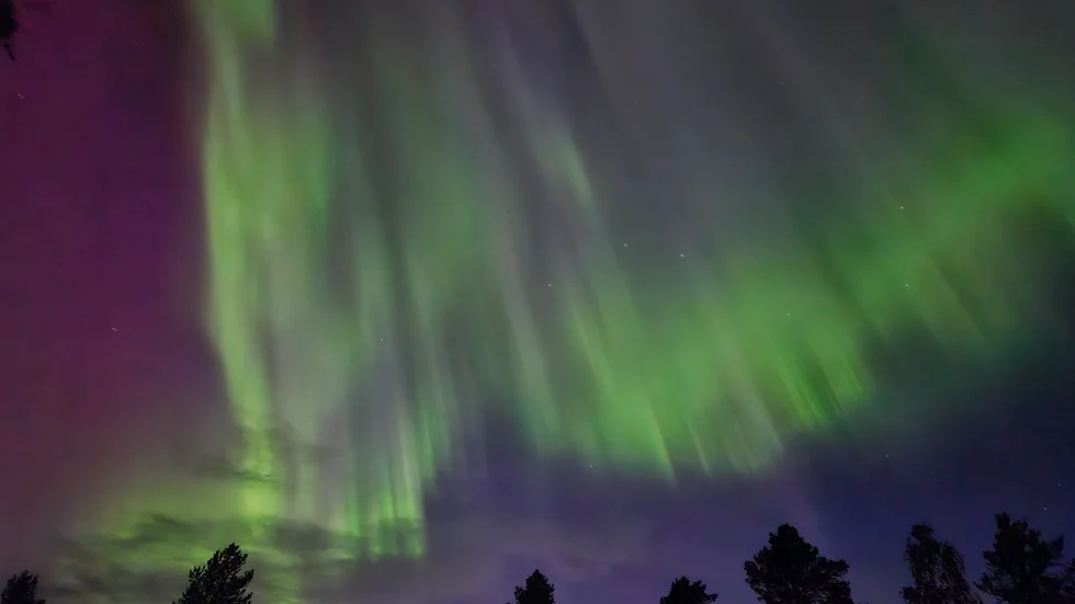 Inger Åström i Moån, Kalix, har skickat in en bild på ett storslaget norrsken som lyste upp himmeln en kväll i september.