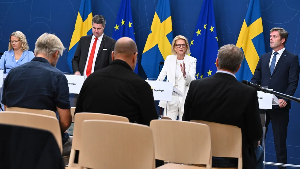 Tidöpartierna sviker Handels medlemmar, anser företrädare för Handels. Bilden är från en pressträff om nyheter i höstbudget tidigare i september. I vitt finansminister Elisabeth Svantesson (M).