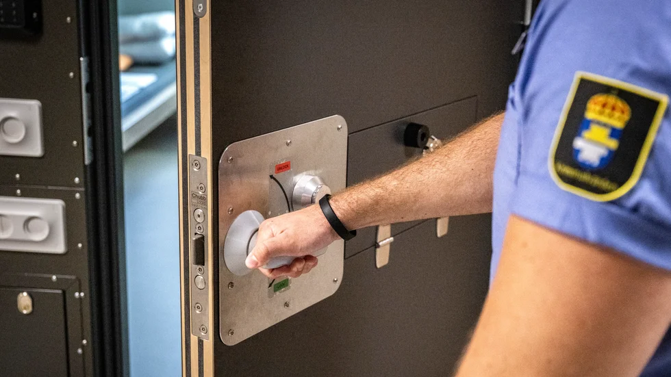 En man i 60-årsåldern åtalas efter att ha hotat tre poliser samt förstört två arrestceller.