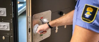 Man förstörde cell – bet i madrass och kräktes med flit