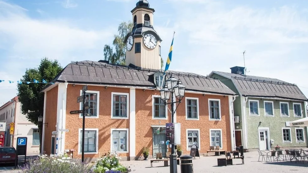 Rådhuset i Östhammar byggdes på 1730-talet och har under sommaren haft besök av den 40-årsfirande konstföreningen Fröjas. Nu är konstsamarbetet snart avslutat och det är oklart vad som ska hända i lokalerna härnäst.