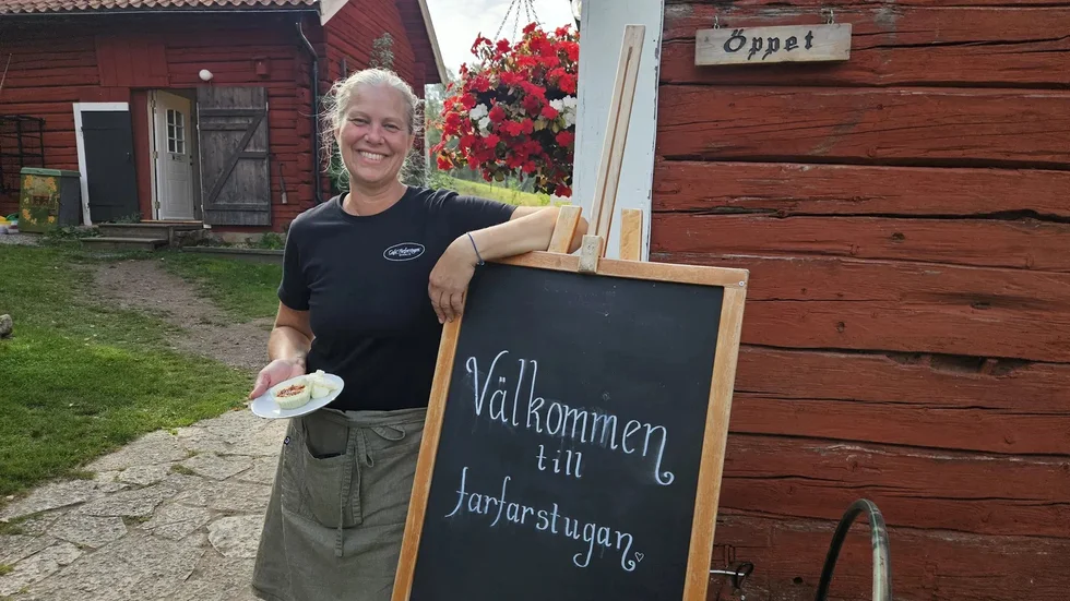 Utanför den röda byggnaden står luften stilla. Elisabeth Sävemo rör sig fram och tillbaka och serverar gästerna. Hon tog över driften av Farfarsstugan i år efter Magnus Kåtorp.