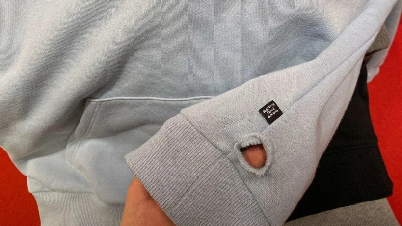 Genom att skära bort larmen från kläderna försökte paret stjäla från butiken.