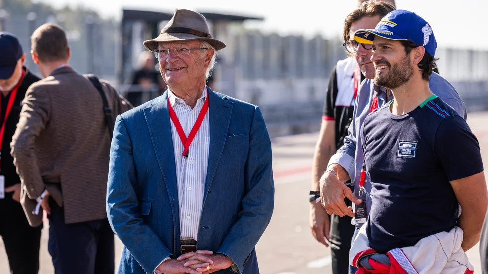 Far och son. Kung Carl XVI Gustaf och Prins Carl Philip Bernadotte i glatt samspråk på Mantorp Park.