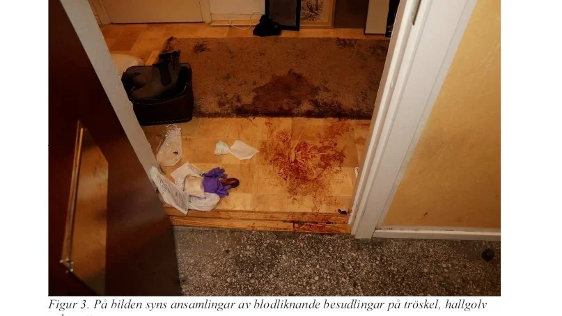 Enligt mannen, och ett vittne, ska mannen ha tagit sig ut i trapphuset och suttit en stund i trapphuset. 