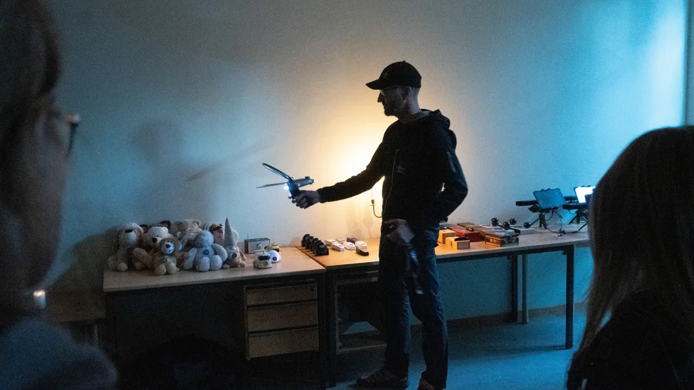 Johan Nordqvist demonstrerar sin spökjägarutrustning.