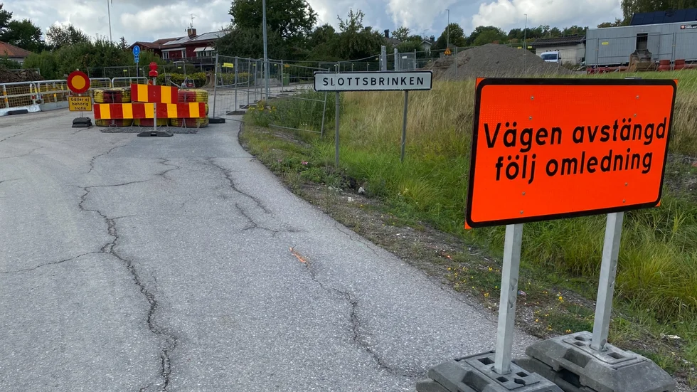 Trafiken leds om medan Slottsbrinksvägen grävs upp. Det jobbet har just startat.