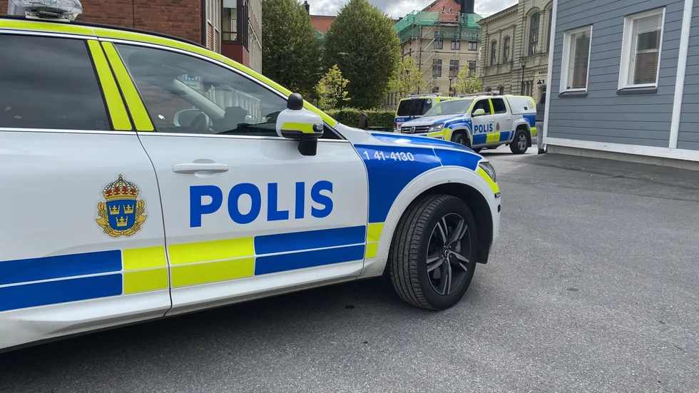 Polisen på plats vid lunchtid på måndagen.