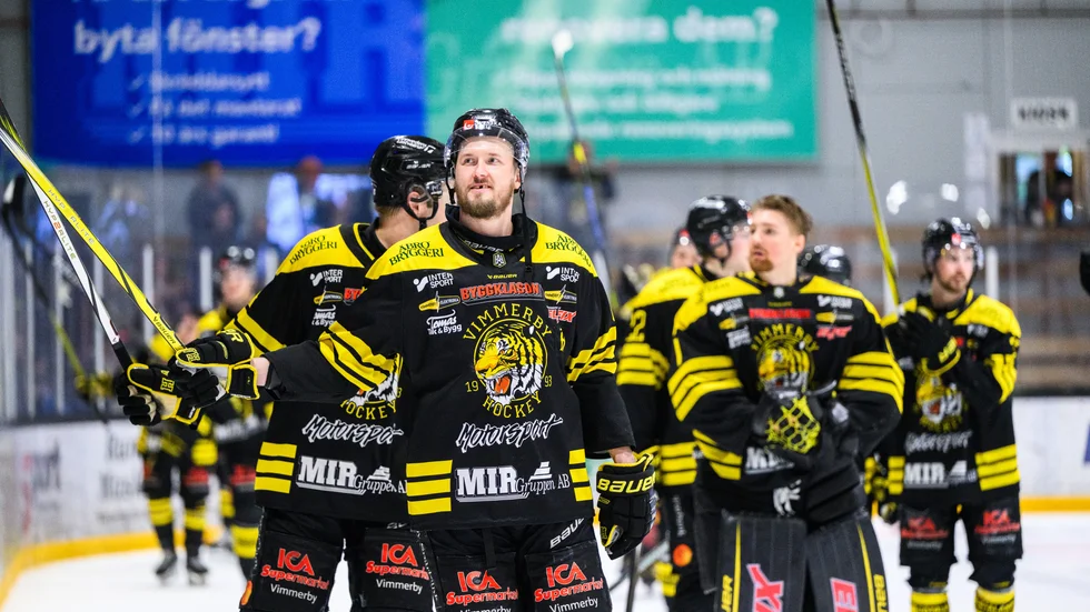 Vimmerby Hockey vann den avgörande kvalmatchen mot Tingsryd, och kommer spela i Hockeyallsvenskan även nästa säsong.