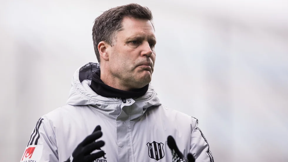 Fredrik Bernhardsson har gjort sin första match som tränare för Piteå IF i damallsvenskan.