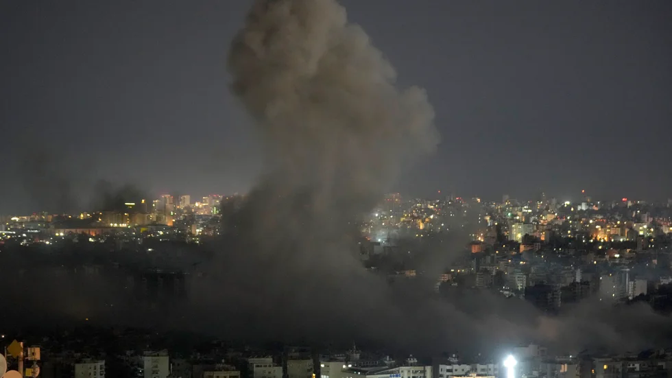 Rök stiger från ett israeliskt luftanfall mot en sydlig förort i Beirut under natten till fredag.