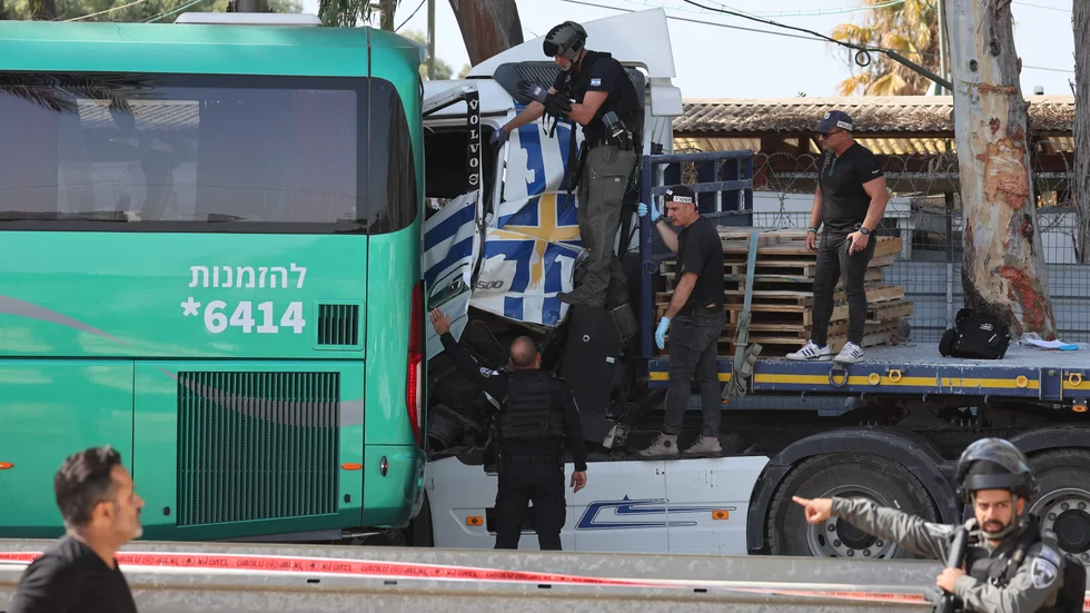 Israelisk polis på plats norr om Tel Aviv vid den misstänkta terrorattacken.