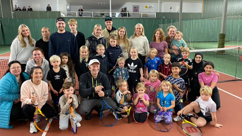 Motala tennisklubb blickar mot framtiden. Här ses föräldrar, barn och tränare tillsammans en träningskväll i tennishallen i Varamon. "Det är på nu igen", säger klubbchefen Dobrivoje Stanojevic.