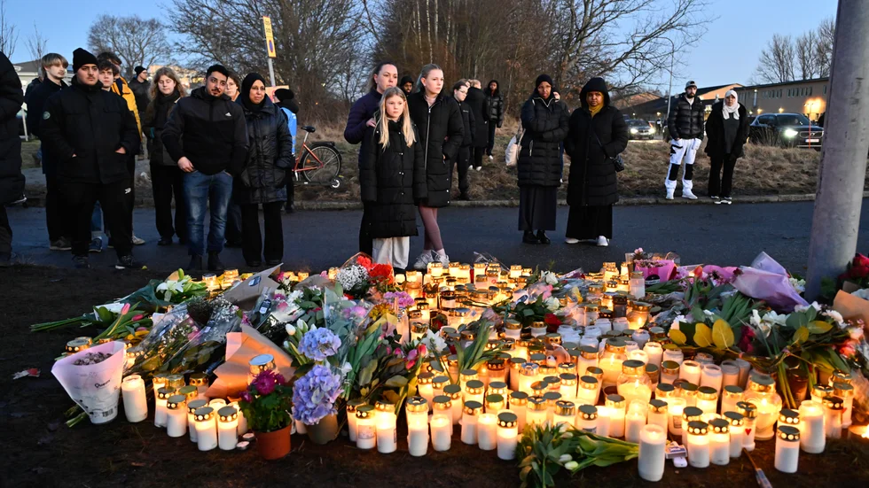 Sörjande samlas för att placera blommor och ljus utanför Campus Risbergska i Örebro efter skolskjutningen där minst 10 personer miste sina liv. Bilden som framträder av gärningsmannen liknar den hos högextrema ensamvargar. (Arkivbild)