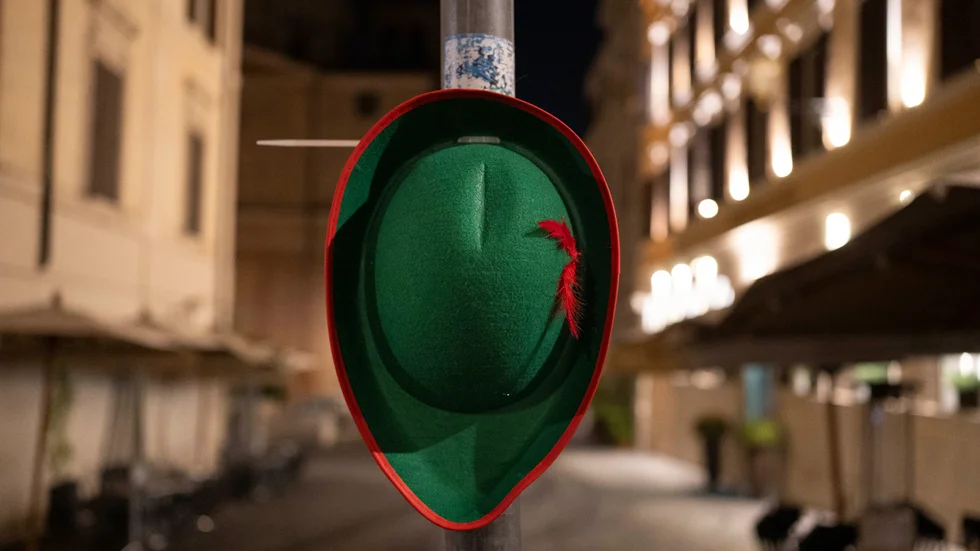 En "Robin Hood" hatt som protest mot bostadssituationen i Rom. Robin Hood glorifieras mer än någonsin för att uttrycka behovet av en mer jämlik ekonomisk fördelning.