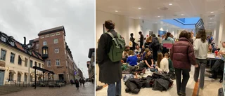 Studenter äter på golvet i protest
